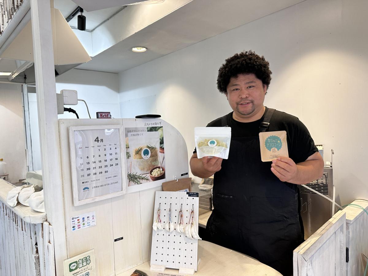 キャベツ農家・坂尾英彦さん。「AFRO GYOZA SHOP」で