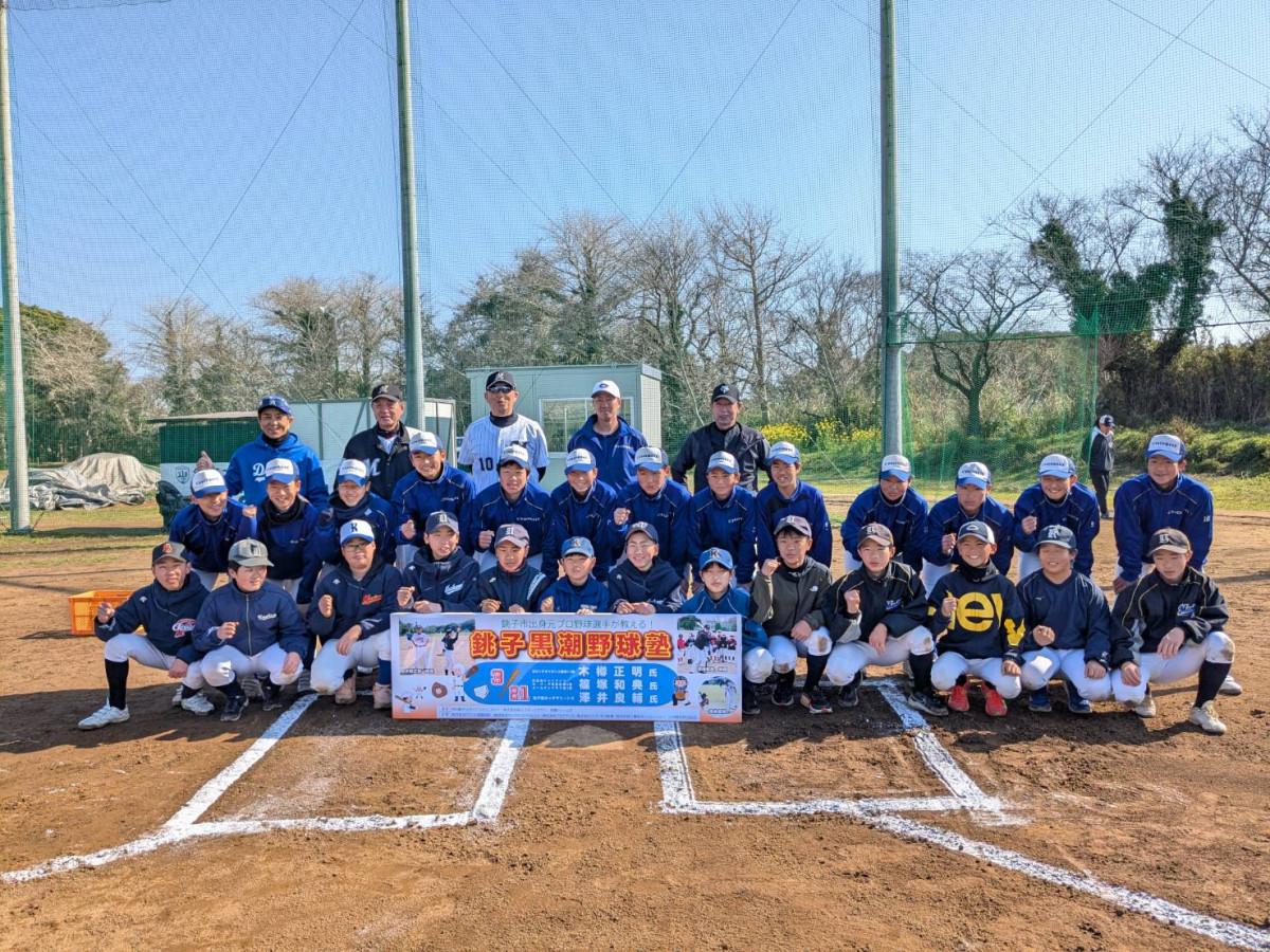 少年野球団と指導者ら