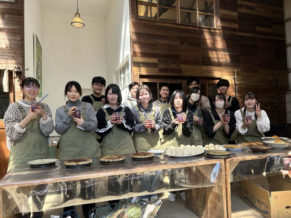 研修に参加した新入職員13人