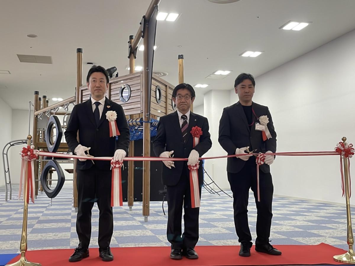 テープカットセレモニーには越川信一銚子市長（中央）も出席した