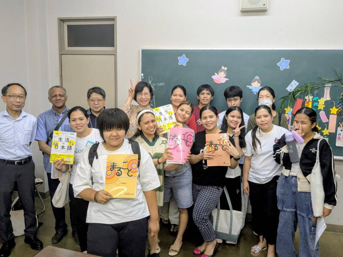 日本語教室生徒と教師一同