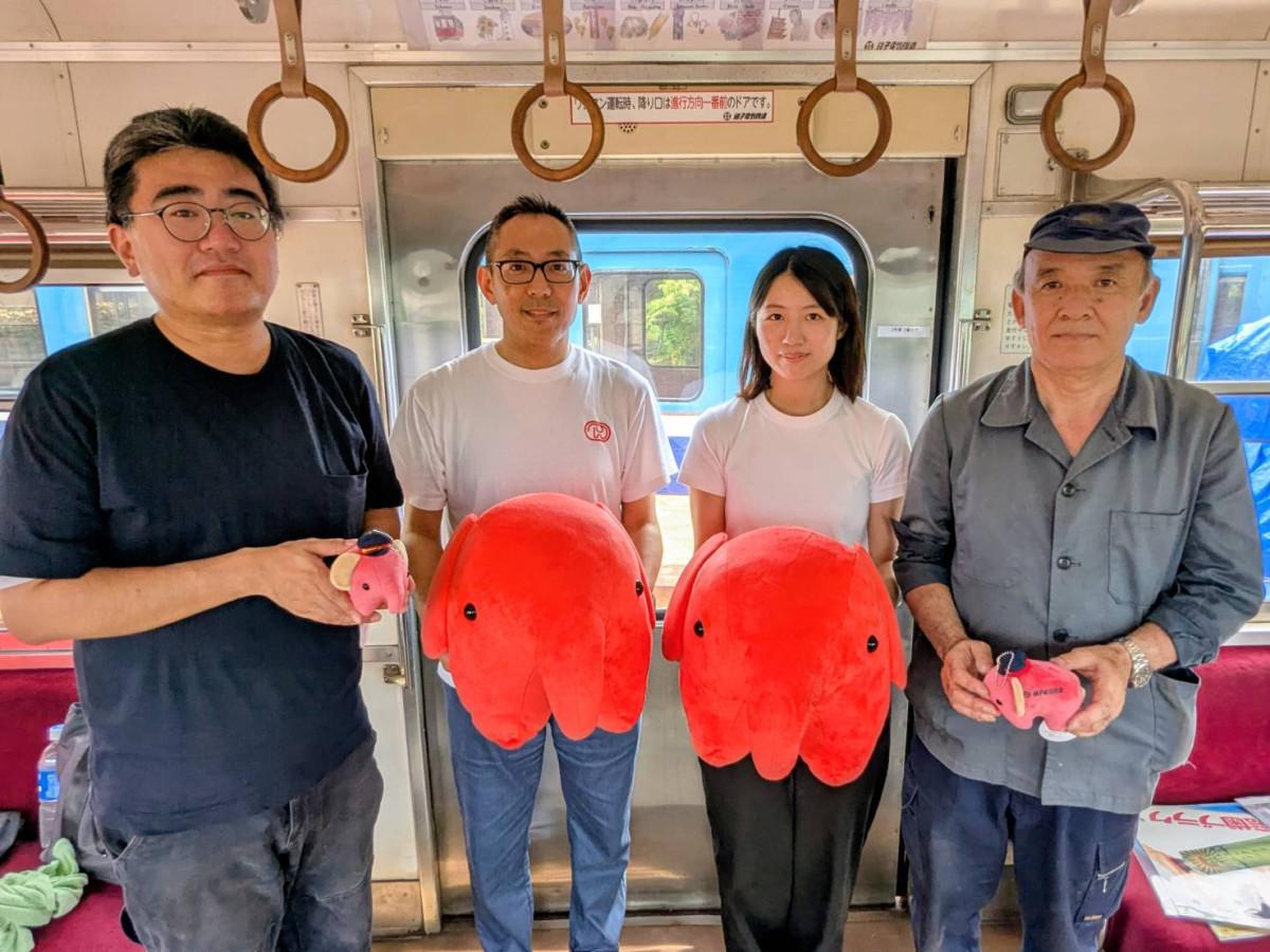 銚子電鉄、ドムドムコラボ車両を飾り付けした両社スタッフ