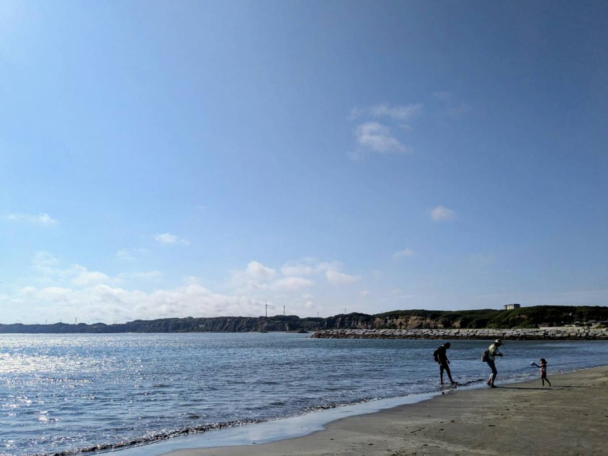 屏風ヶ浦を望む銚子マリーナ海水浴場