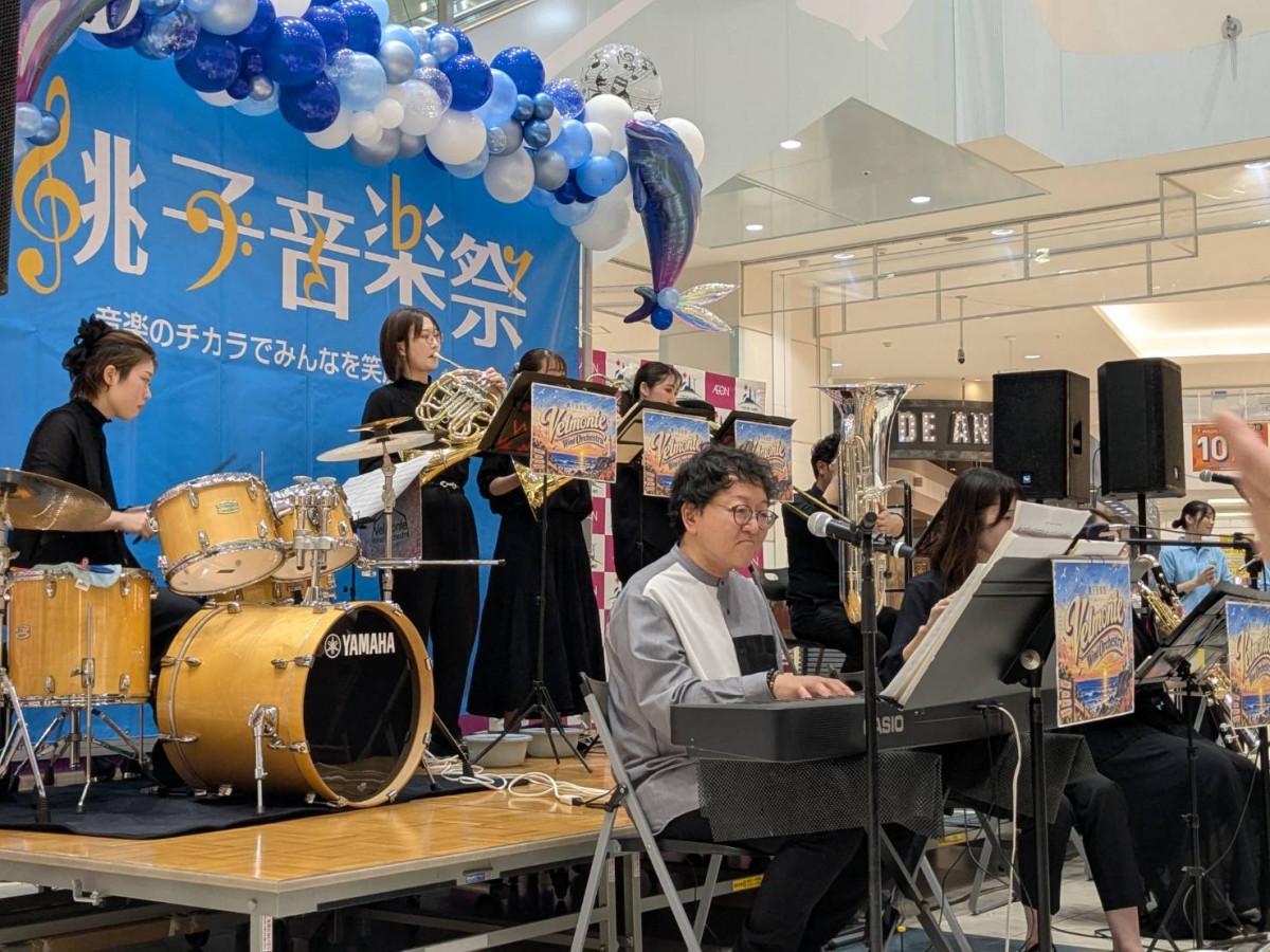 イルカステージで演奏するベルモンテウインドオーケストラ