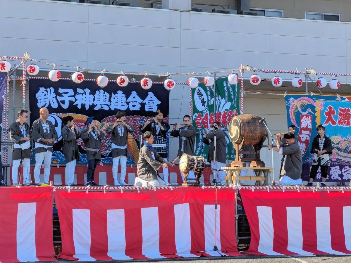 ステージで演奏する神明会