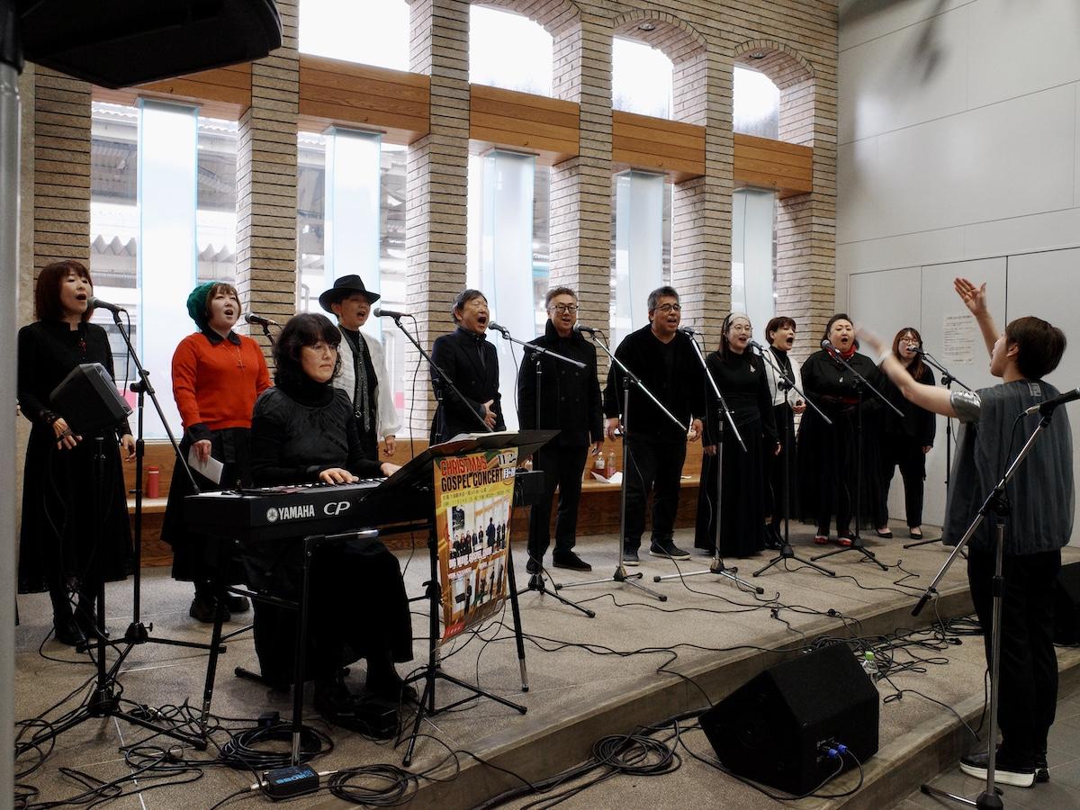 鎌田千都世さんの指揮に合わせて歌うBIG WAVE GOSPEL CHOIR（ビッグ・ウエーブ・ゴスペル・クワイヤ）のメンバー