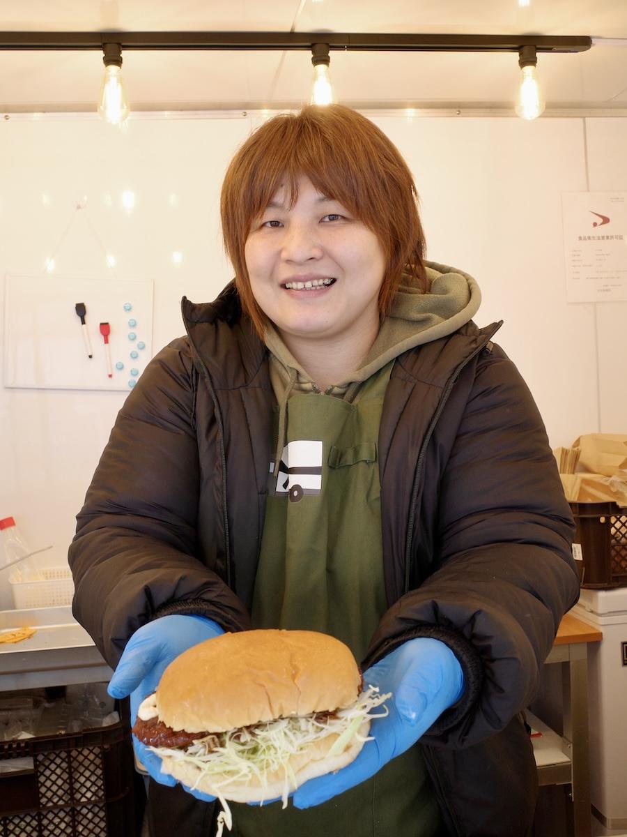 キッチンカー「いっぽん」を手がける石戸美奈さんと、主力商品のカツサンド
