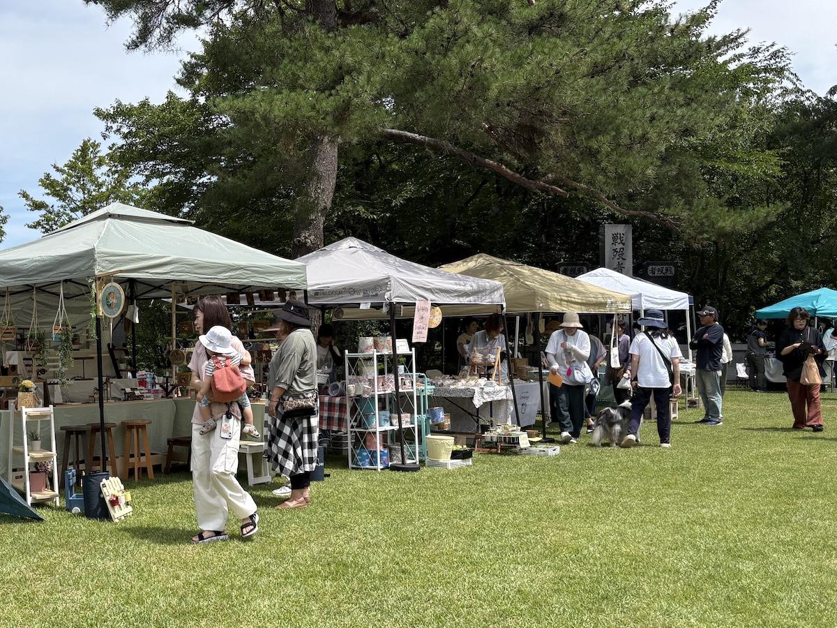横沢公園で開かれた「夏のマルシェ」