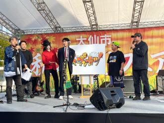 「オープンカツコンテスト」でグランプリを受賞した大曲高校商業科の安藤凛空さん（右から3人目）
