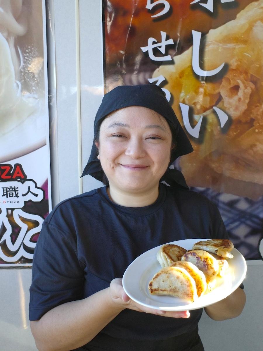 「餃子職人どんこ 戸地谷店」の齋藤南さん