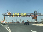 フードトラックの並ぶLAST EXIT入り口