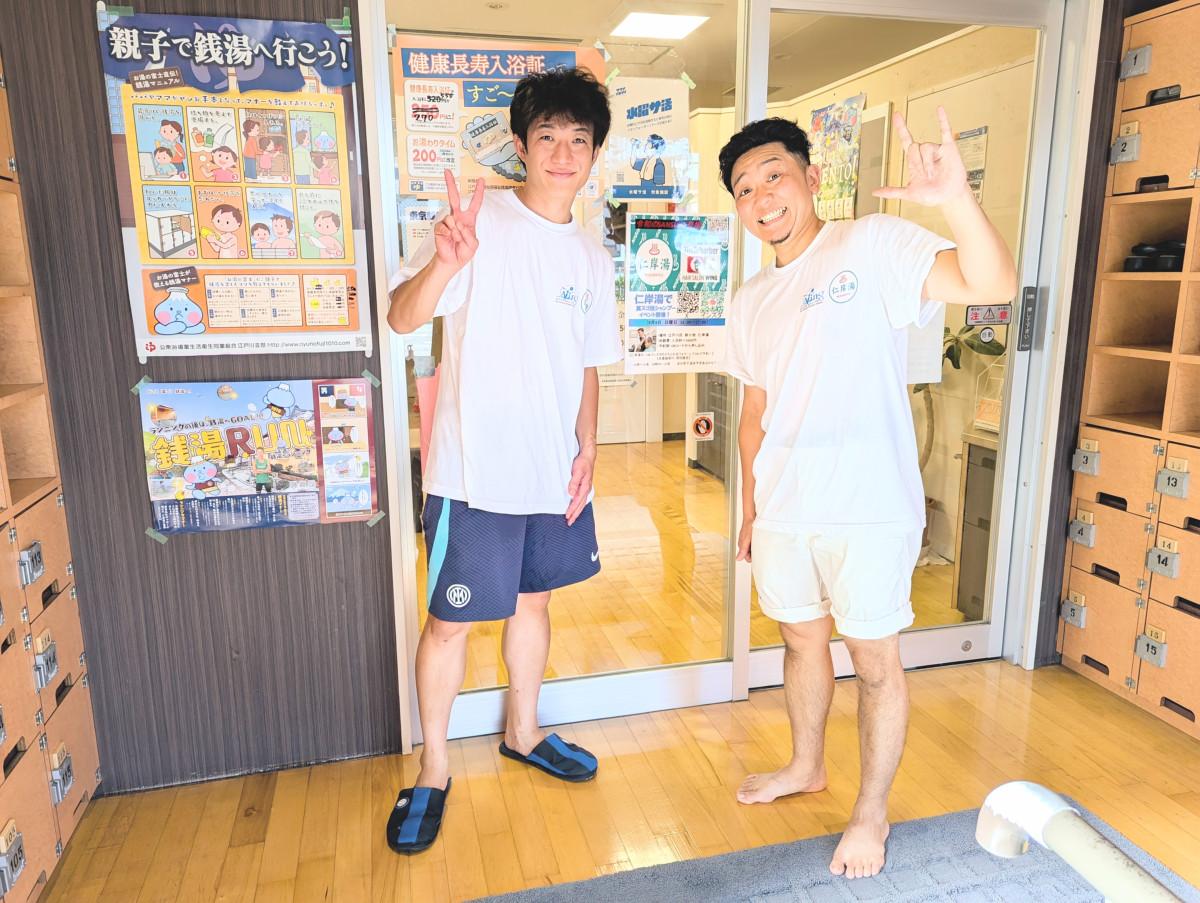 仁岸湯で開かれた初の出張シャンプーイベント。同銭湯は軟水を使用しており、炭酸泉や薬湯、ジェットバス、サウナ、水風呂と揃う。左=仁岸湯三代目店主の岡部利紀さん 右=237万回再生された神業シャンプー施術師・「仙台ヘアサロンウイング」店主の小野寺真さん