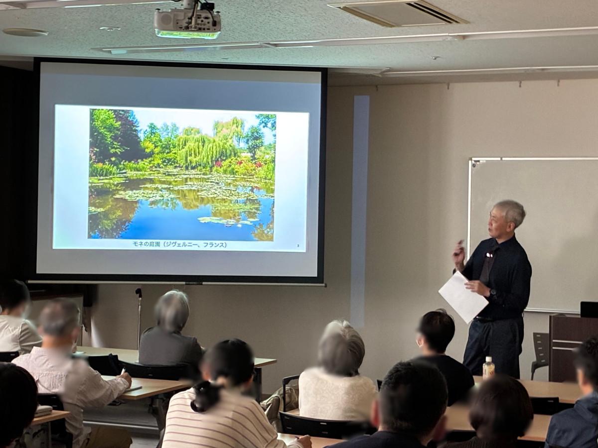 モネの魅力をレクチャーする長谷川浩一さん（写真提供＝長谷川さん）