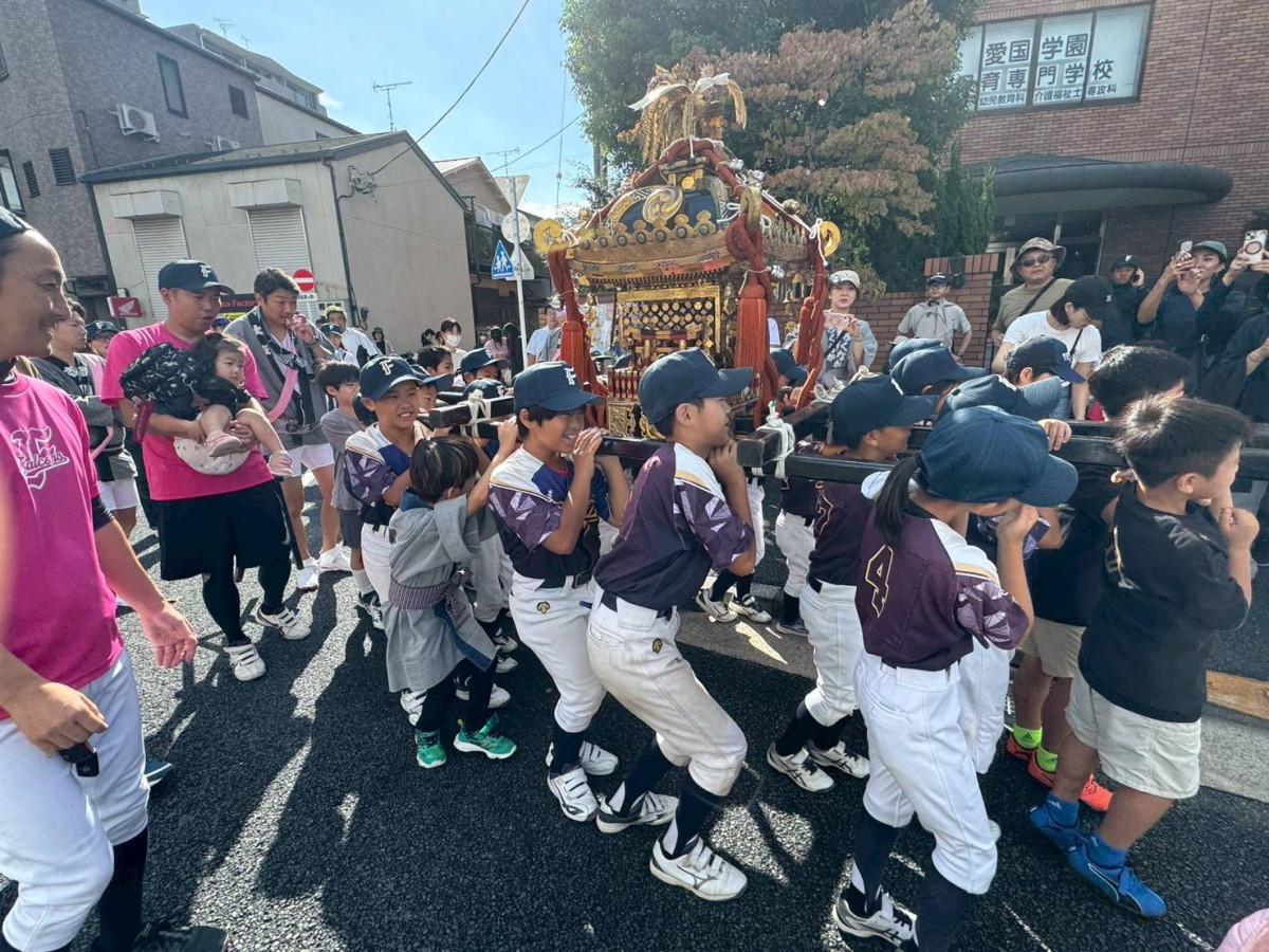 子どもみこしを担ぐ六中こども会・六中ファルコンズの子どもたち（写真提供＝六中子ども会）