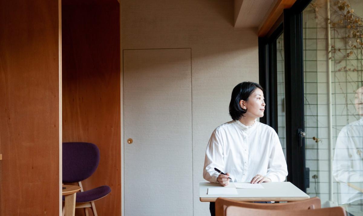 「手紙寺郵便 あの人へ」は、「手紙処 江戸川」「手紙処 浜町」「手紙処 船橋」「手紙処 オンライン」で「手紙寺郵便レターセット」をご購入いただき、各「手紙処」に設置された白い「Tポスト」または通常のポストに投函すると「手紙寺」に手紙が届き、僧侶によるお焚き上げが行われる仕組み。（写真提供＝證大寺）