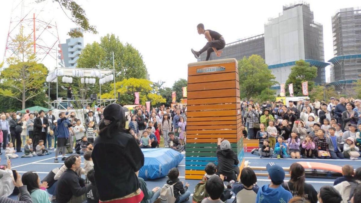 えどがわ楽市2025で設置された「モンスター跳び箱」　楽しむ参加者の姿が。