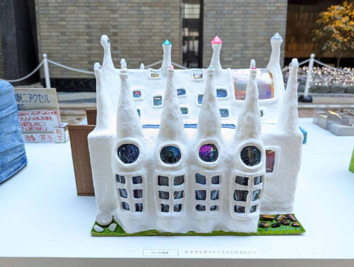 江戸川区総合文化センター1階中央ロビーで開かれている「えどがわBOXART展」。過去最多の作品が展示されている。写真はNo9「サクラダファミリアに行きたい！」