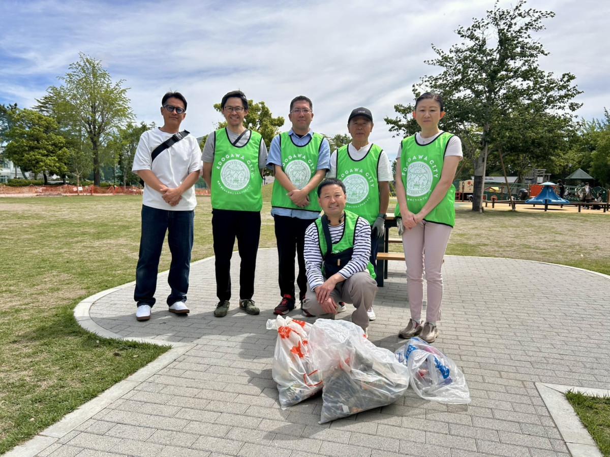 江戸川区が取り組んでいる「地域ではぐくむみんなのこうえんプロジェクト」の登録団体「みんなのこうえんサポーター小岩公園わくわく隊」の皆さん（写真提供＝京成小岩クラフト酒店池田さん）