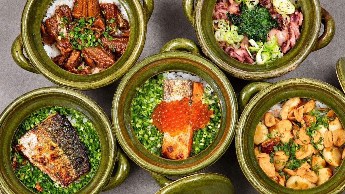 福井県から届く産直米を、注文を受けてから土鍋で炊き上げる。「焼き鯖土鍋ご飯」をはじめ、「鮭といくらのハラコ飯」「タコと岩海苔バター」「穴子」「ニンニク炊き込み」の土鍋ご飯 全5種。写真提供＝Pay it Forward