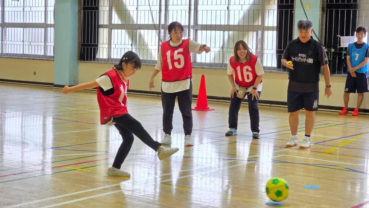 江戸川区ウォーキングフットボール体験会　過去開催の様子　写真提供＝NPO法人ウォーキングフットボール振興会