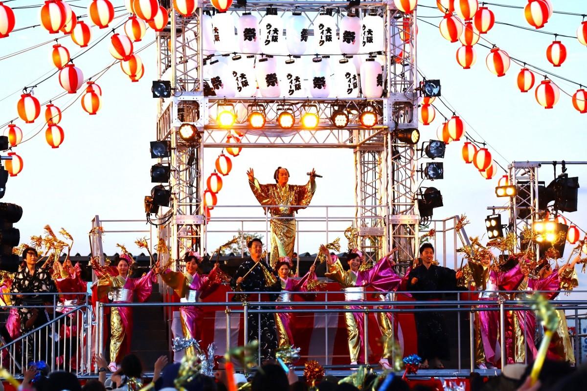 松平健さんが万博で「マツケンサンバ」披露 来場客6000人と踊る
