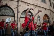 大阪駅でイタリアのストリート・ジャズバンドがライブ　万博会場で上演も