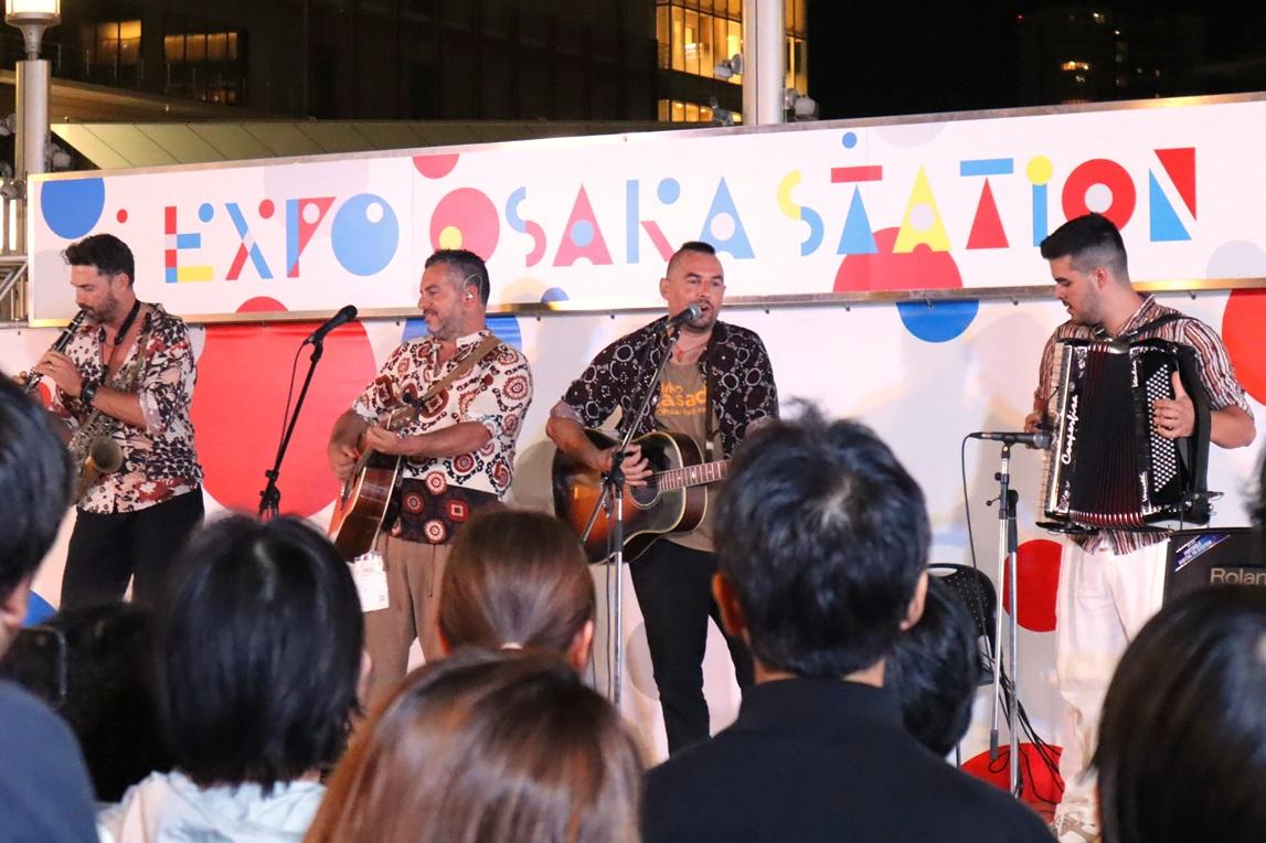 大阪駅でイタリアのダンスオーケストラがライブ　万博の来日記念で