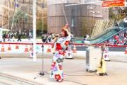 シンガー・ソングライターのむんむさんが万博でライブ　通天閣もアピール