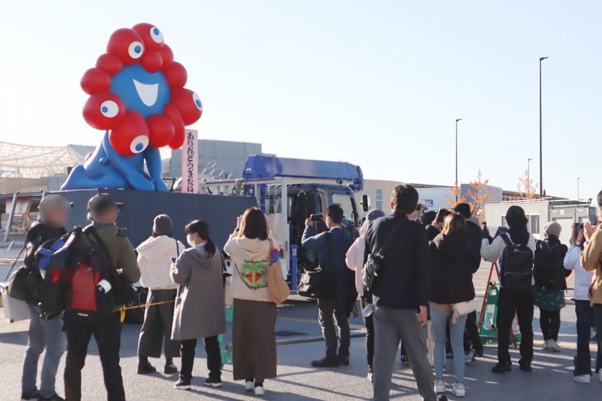 万博の「ミャクミャク」モニュメントが移設　セレモニーは抽選倍率167倍