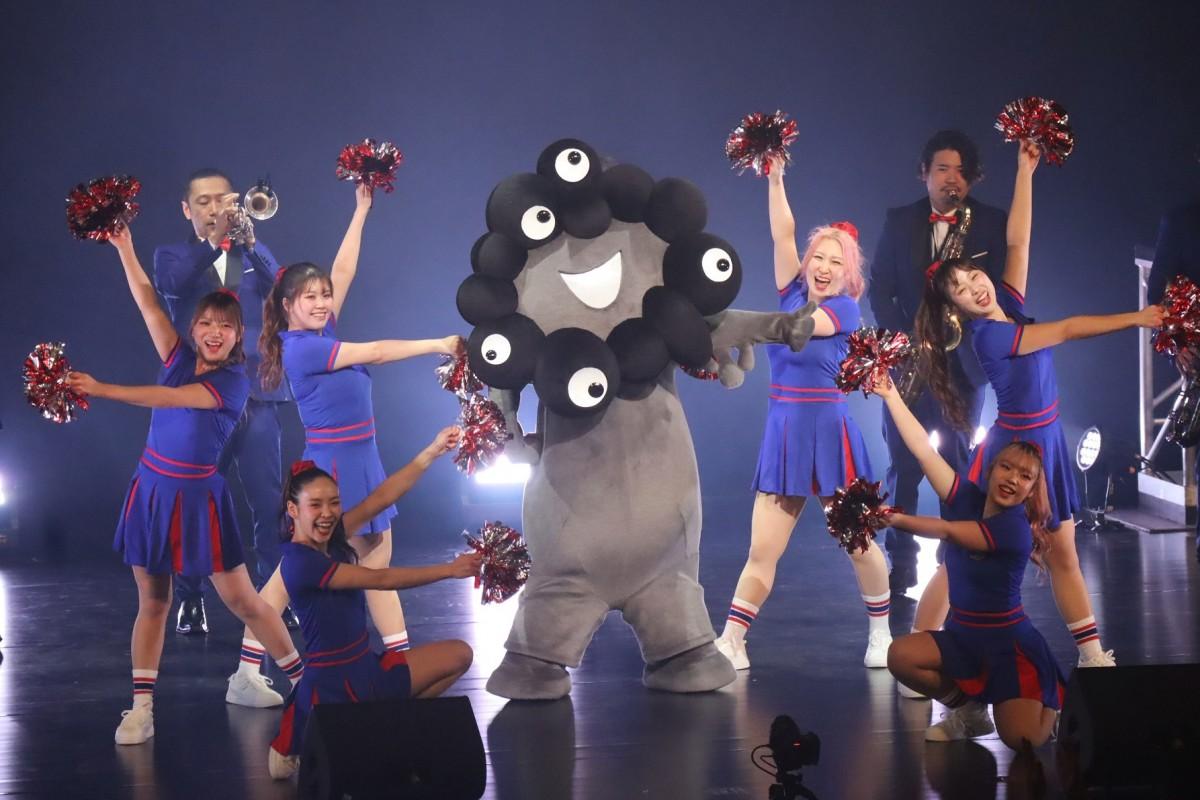 梅田で「ミャクミャク感謝祭」　黒ミャクミャク初披露、期間限定カフェも