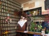 住吉の喫茶店で観葉植物・ポトスのツルが壁横断 育てられて40年