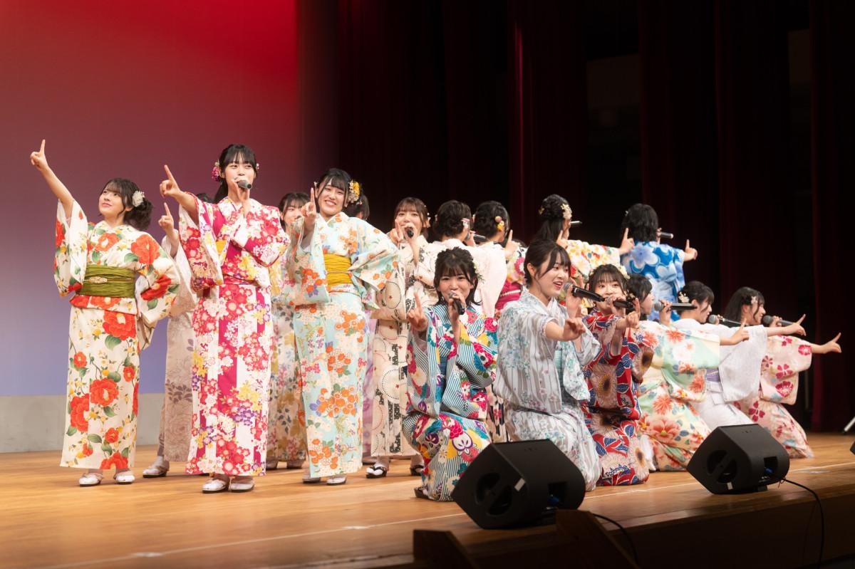 7月27日、石川県女性センターで行った第90回定期公演の様子。浴衣を着てパフォーマンスした