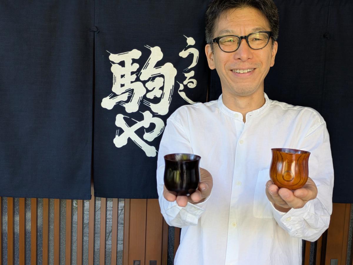 商品を手にする薮下さん