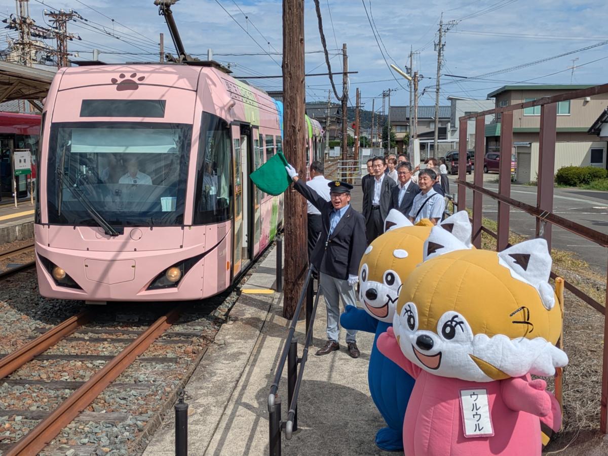 佐々木勝久鯖江市長の合図と共に出発するラッピング電車
