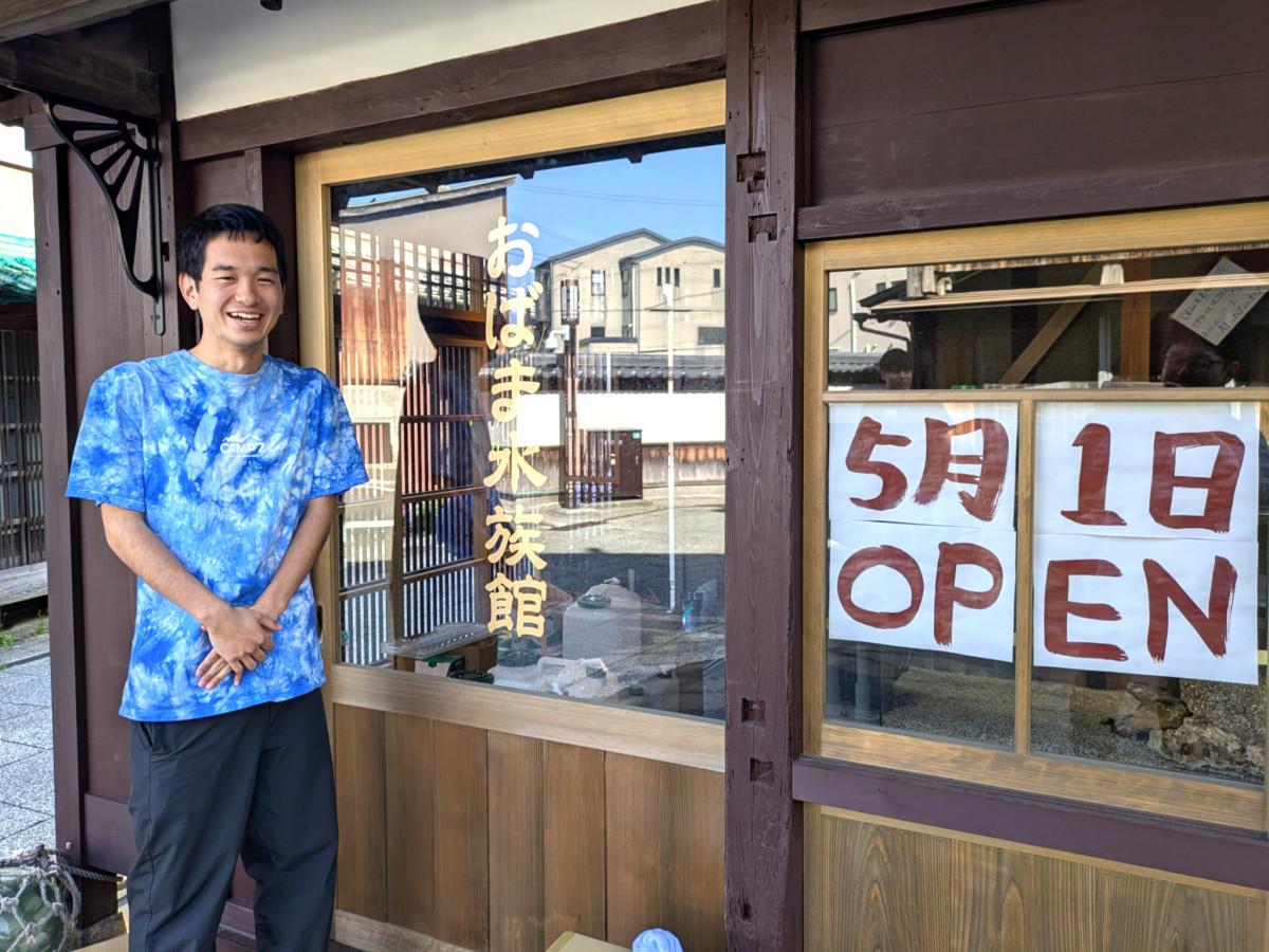 撮影に応じる眞壁さん。「一般の人たちが取った魚の持ち込みにも水槽の状況を見ながら対応する予定」とも