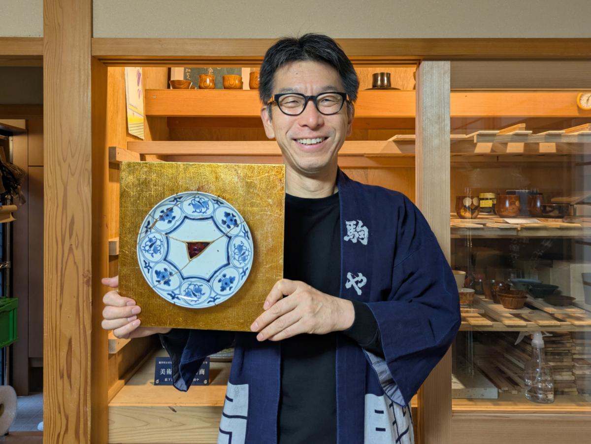 工房で作品を手にする薮下さん