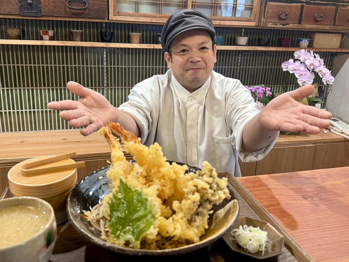 「大海老天おろし」と共に撮影に応じる大久保さん