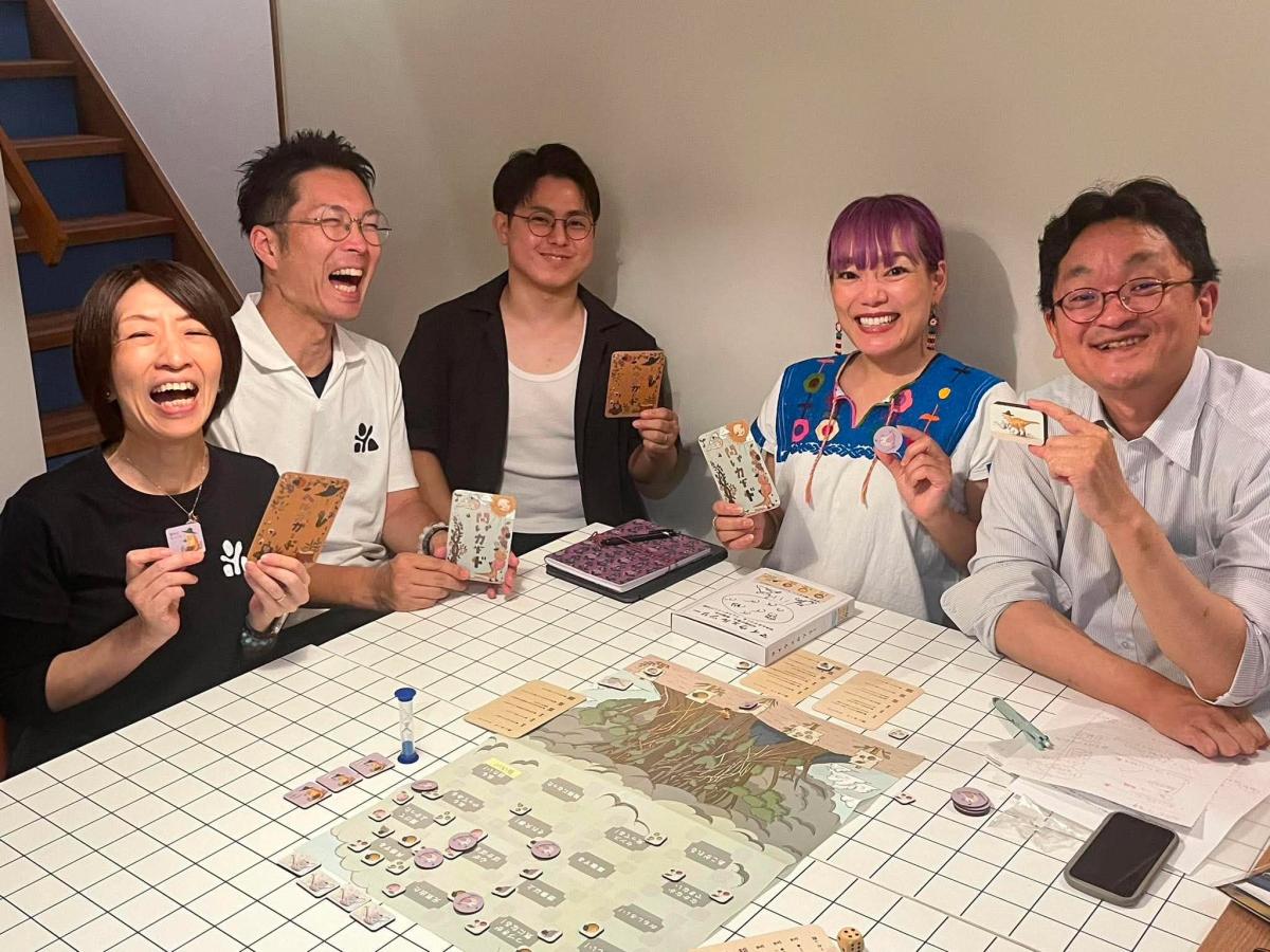 （左から）青木さん、山中さん、ゲーム設計に携わった古田征也さん、デザインを担当したaiMIKIさん、川口さん。ゲーム製造や継続的な体験会開催に向け、クラウドファンディングでの支援も呼びかける