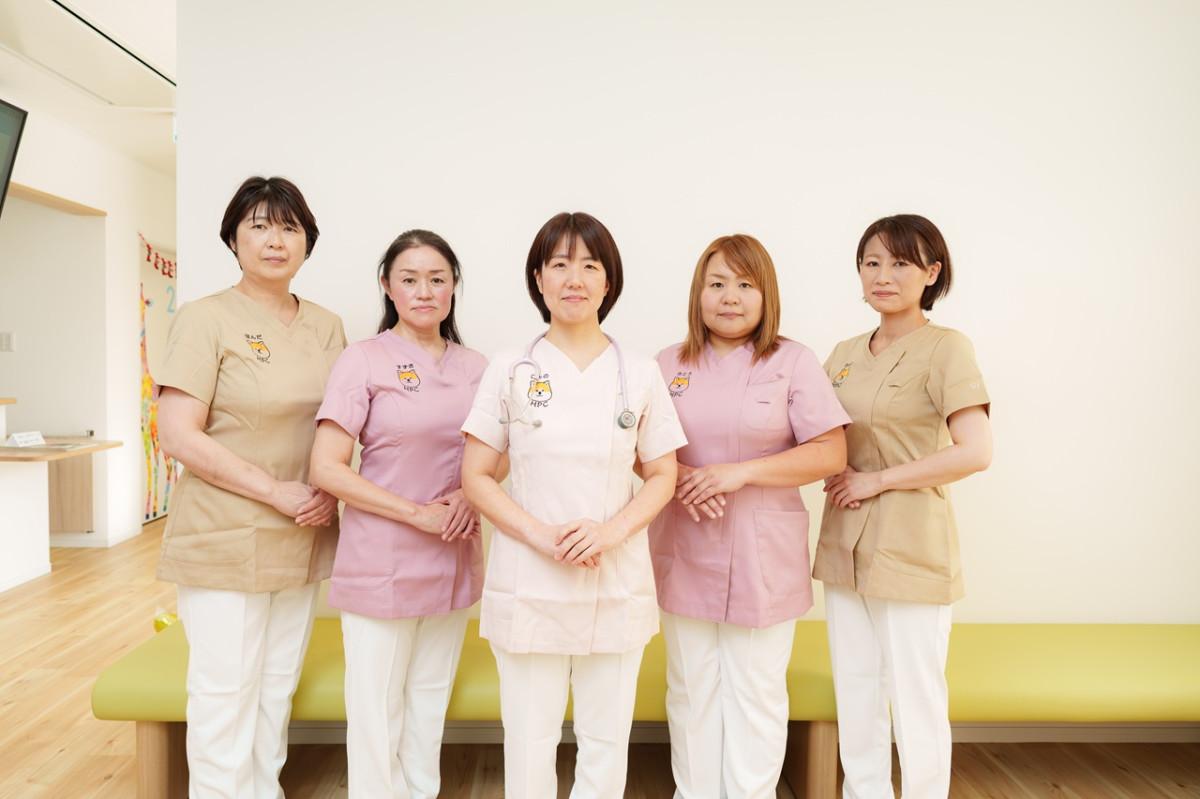 院長の今野友貴さん（中央）とスタッフ