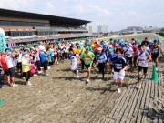 「本物のダートコースで走りたい」 と関東各地から多くの市民ランナーが集まる