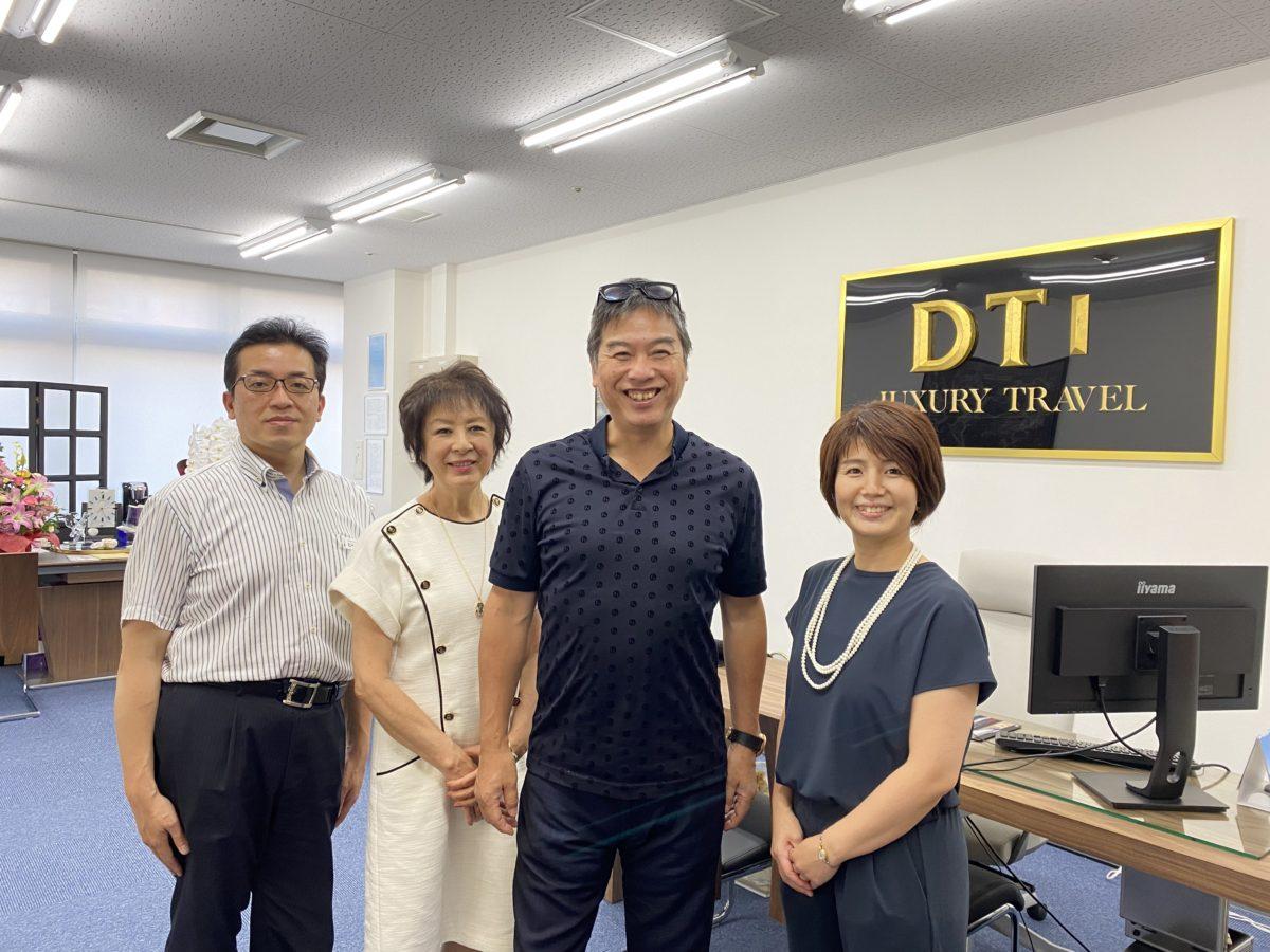 DTIツアーズの山本龍二社長(右から2番目)