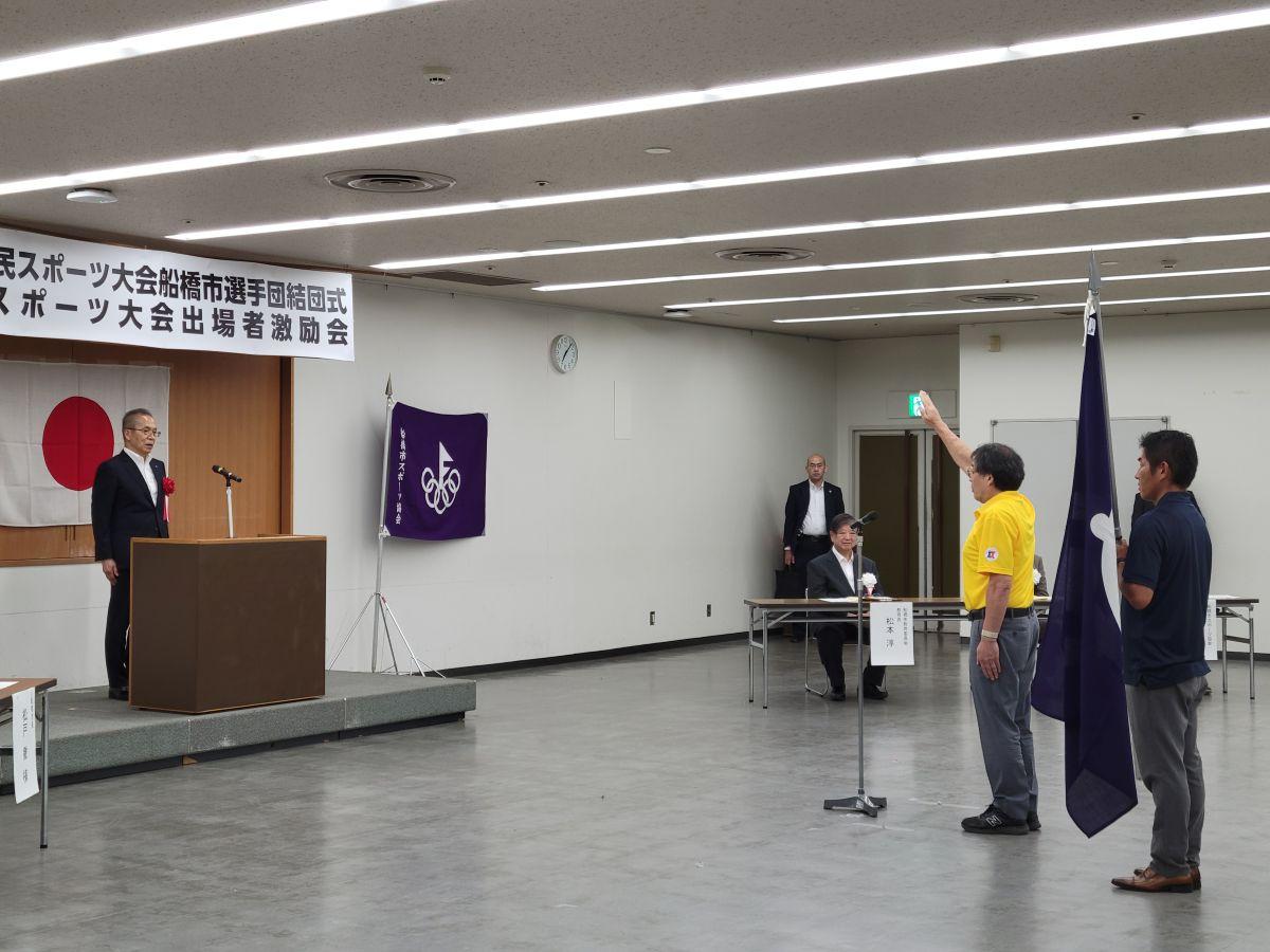 選手宣誓を行うボウリング競技の堀江幸弘さん