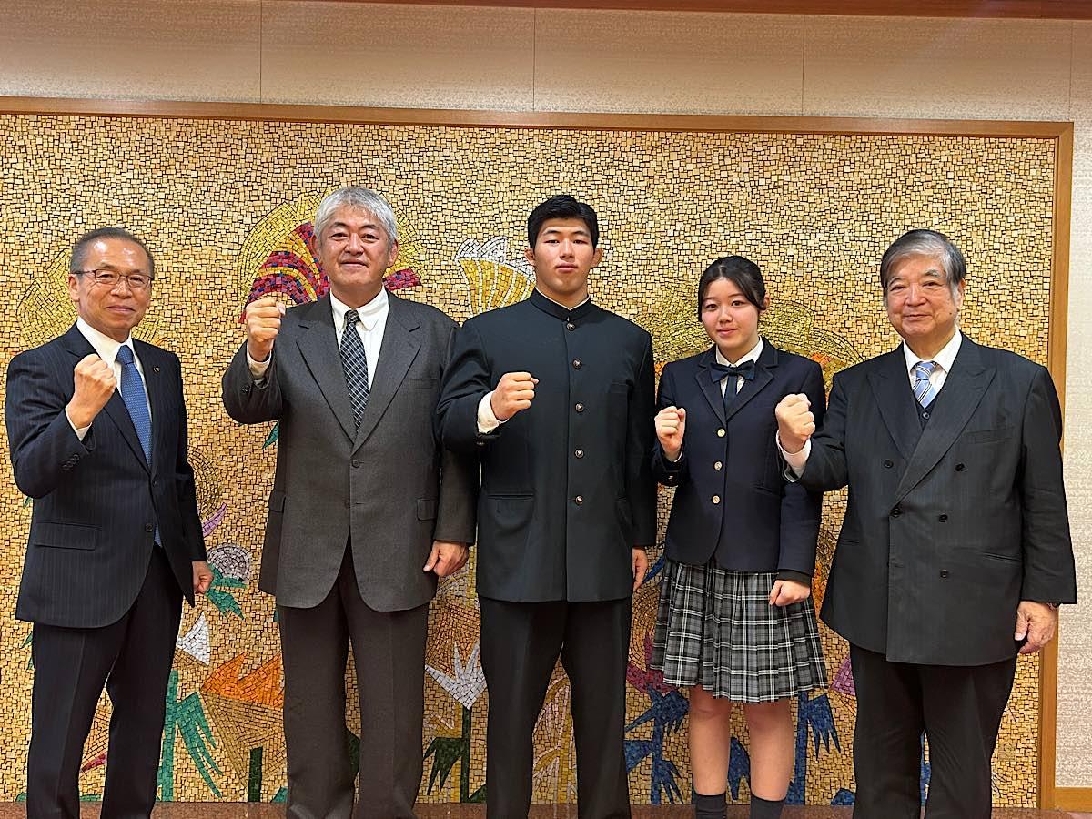 （左から）松戸徹市長、佐藤秀男さん、秀一郎さん、優さん、松本淳教育長