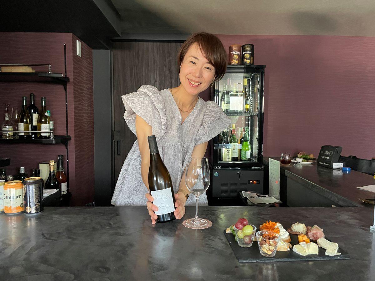 カウンター越しに接客する店主・岡村さん
