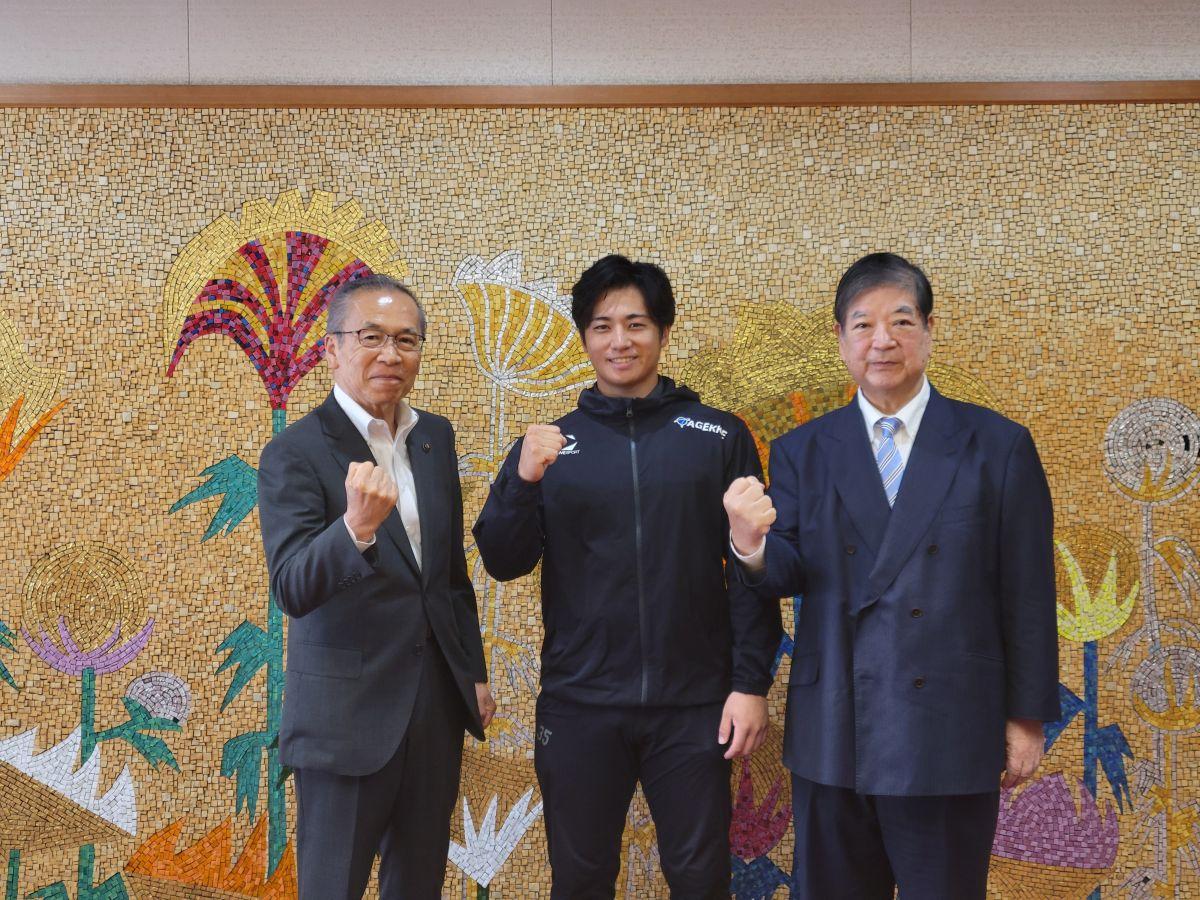 （左から）松戸徹市長、櫻内俊太選手、松本淳教育長