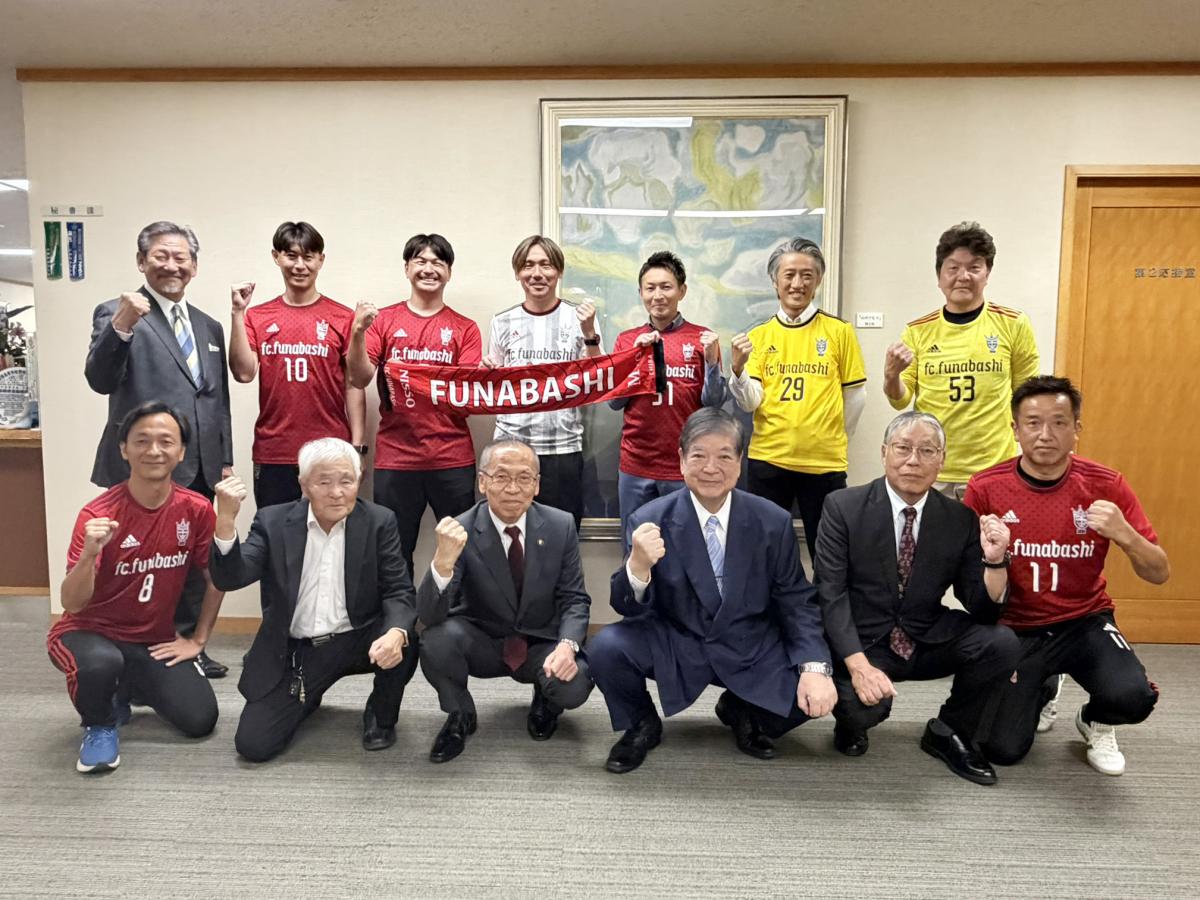 FC船橋40の選手のほか、船橋市サッカー協会関係者らと松戸徹市長、松本淳教育長