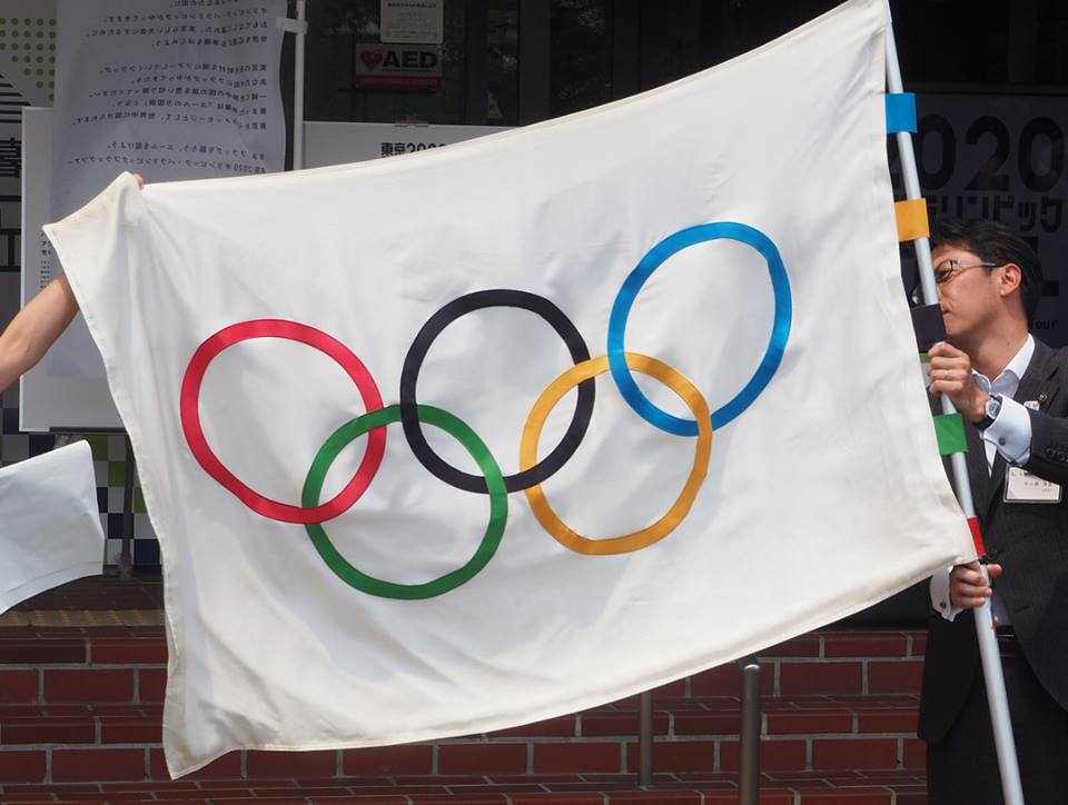 全国を巡回している五輪旗 伏見経済新聞