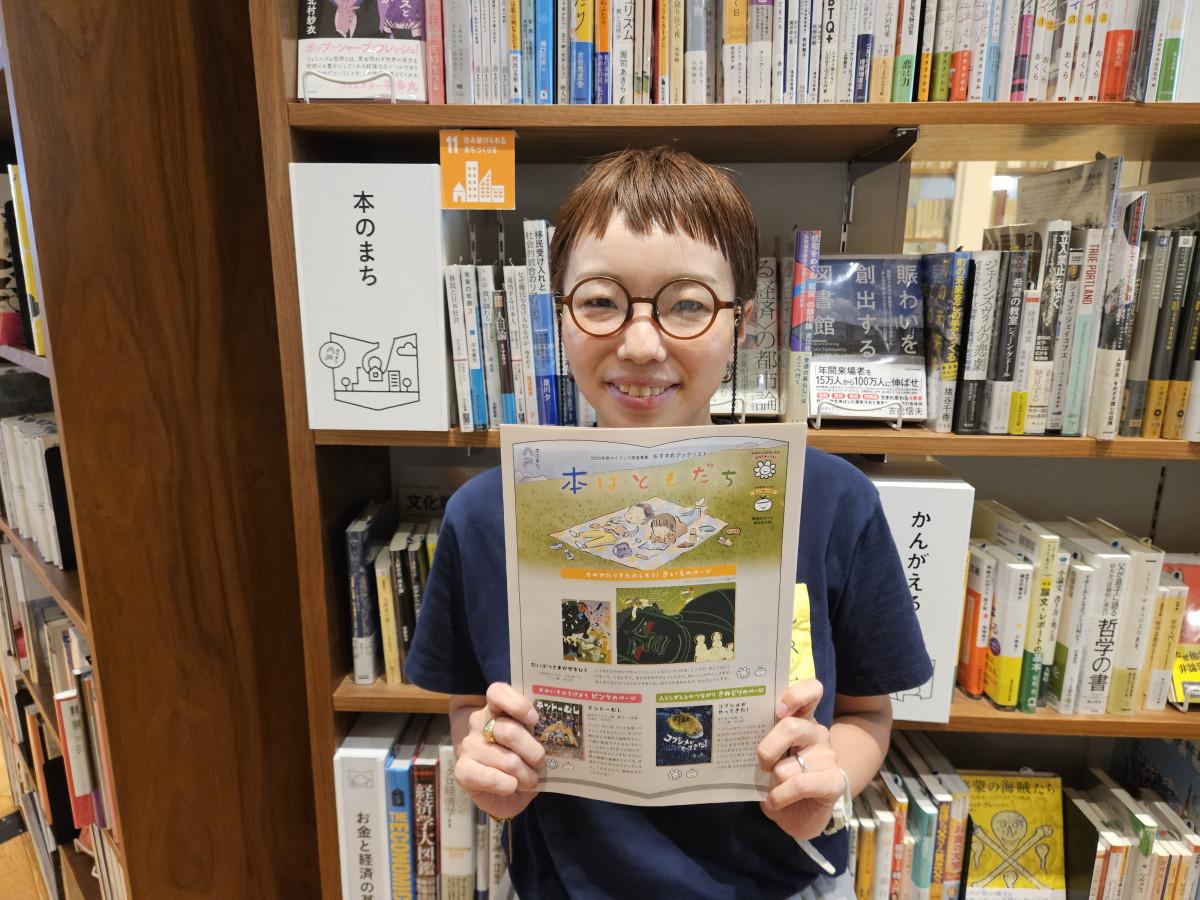 ブックリストを持ち来場を呼びかける森花子さん