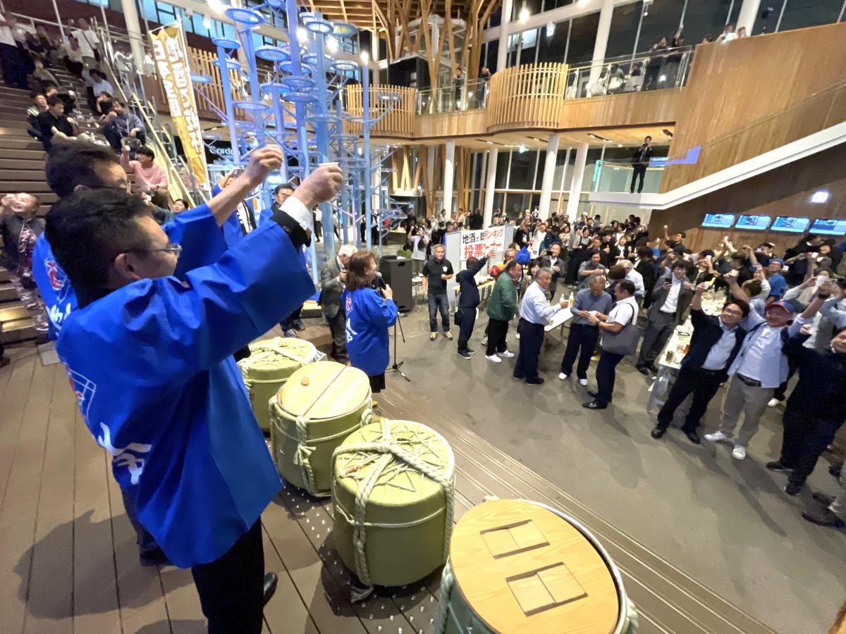 熊谷市長の合図で乾杯する市民