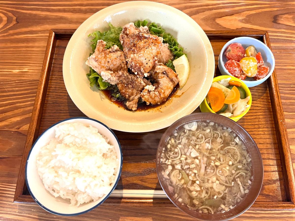 鶏むね肉の黒胡椒ダレ定食